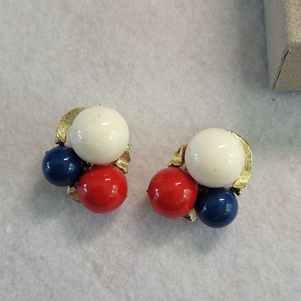 Vtg Patriotic Red White Blue Cluster Bead Clip On Earrings Gold Tone Mid Century